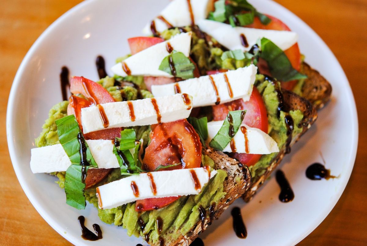 tostas de aguacate y queso fresco