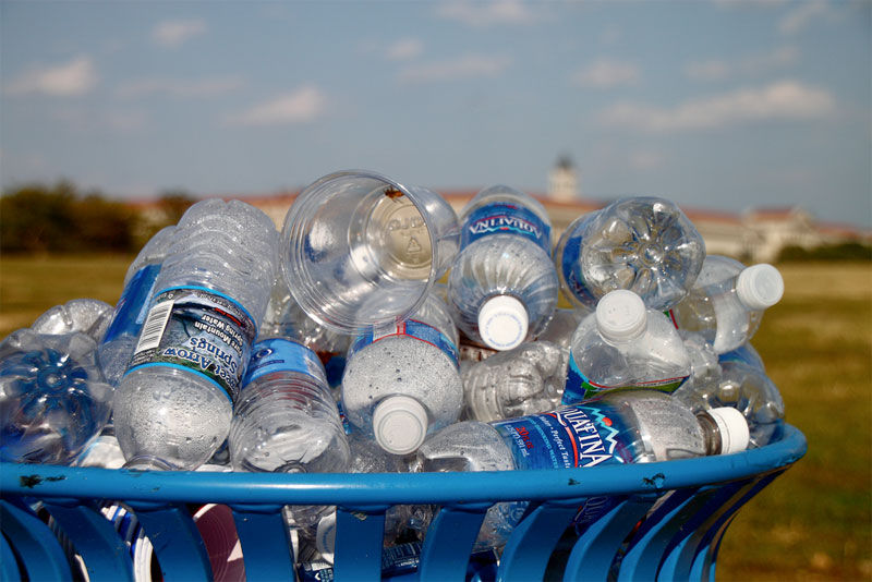Reciclar las botellas de agua ayuda a la conservación de el medio ambiente