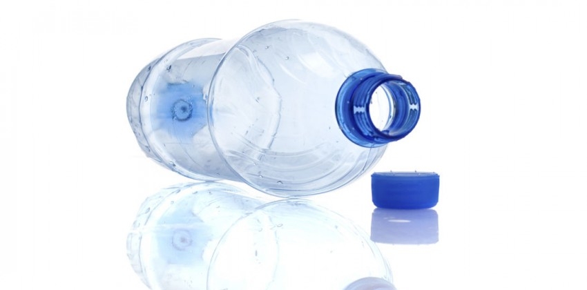 Por qué no debes rellenar las botellas de plástico