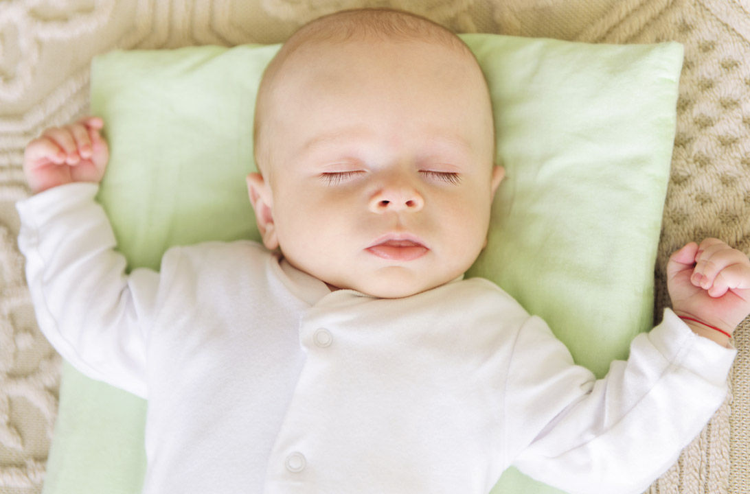 Tienen que usar almohada los bebés?