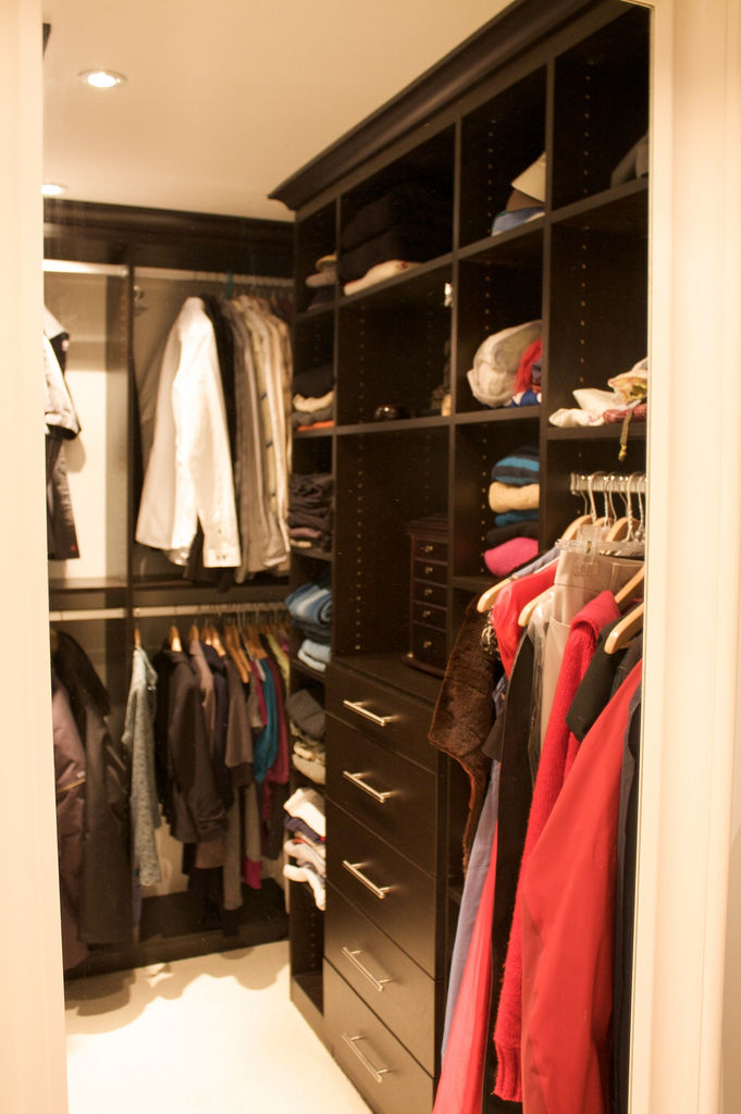 7 soluciones naturales para eliminar la humedad de los armarios y vestidores