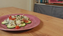 Ensalada templada de gulas y gambas