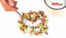 Ensalada de setas y jamón con salsa de yogur