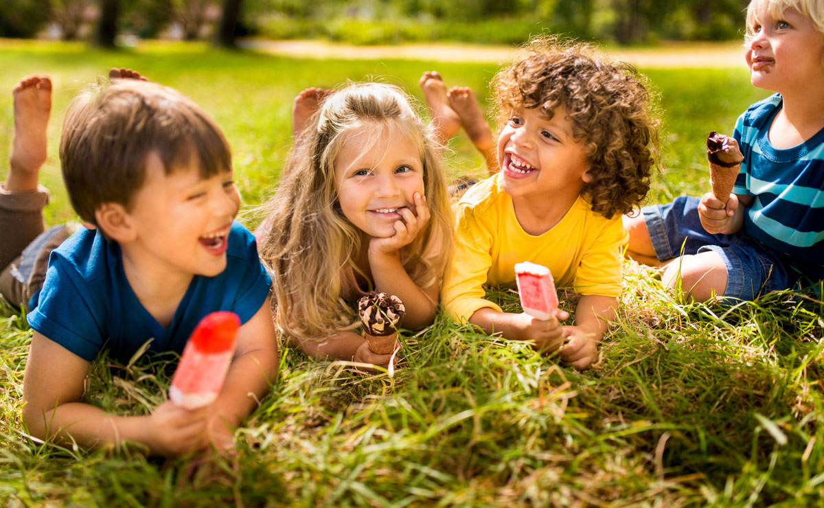Дети едят мороженое в парке