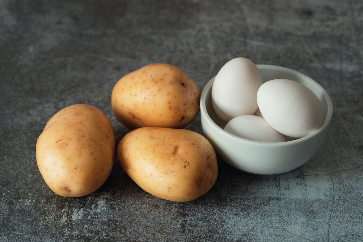 Por qué no es recomendable cocer huevos junto a otros alimentos a
