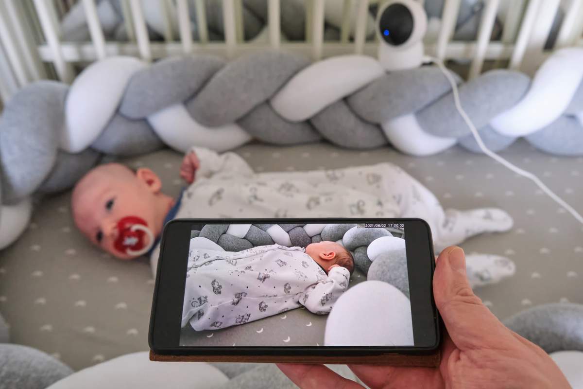Un móvil inteligente y una cámara para ver a tu bebé