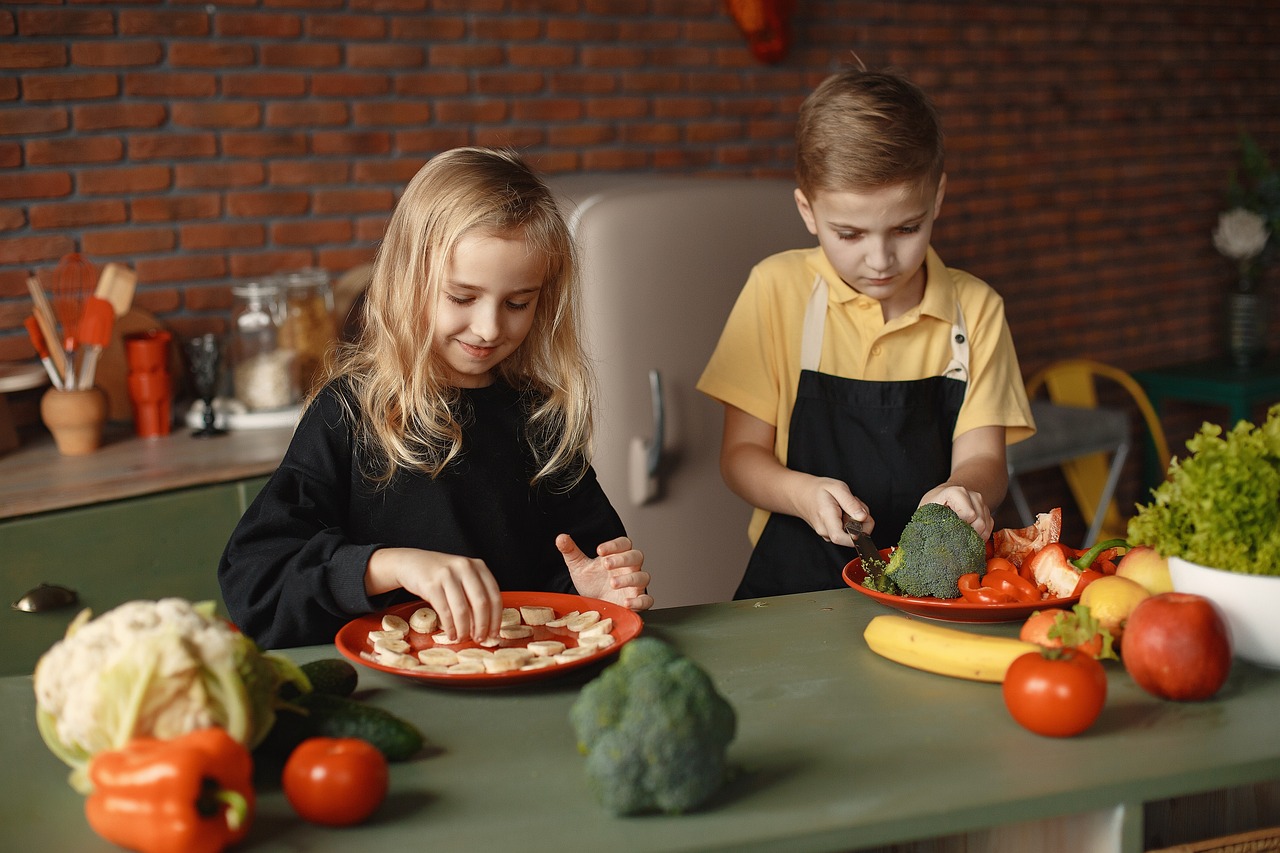 niño y niña en la cocina