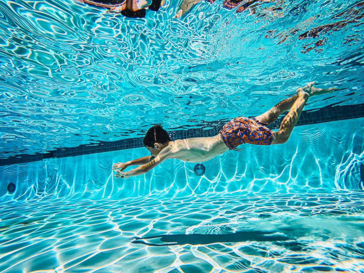 niño buceando en la piscina