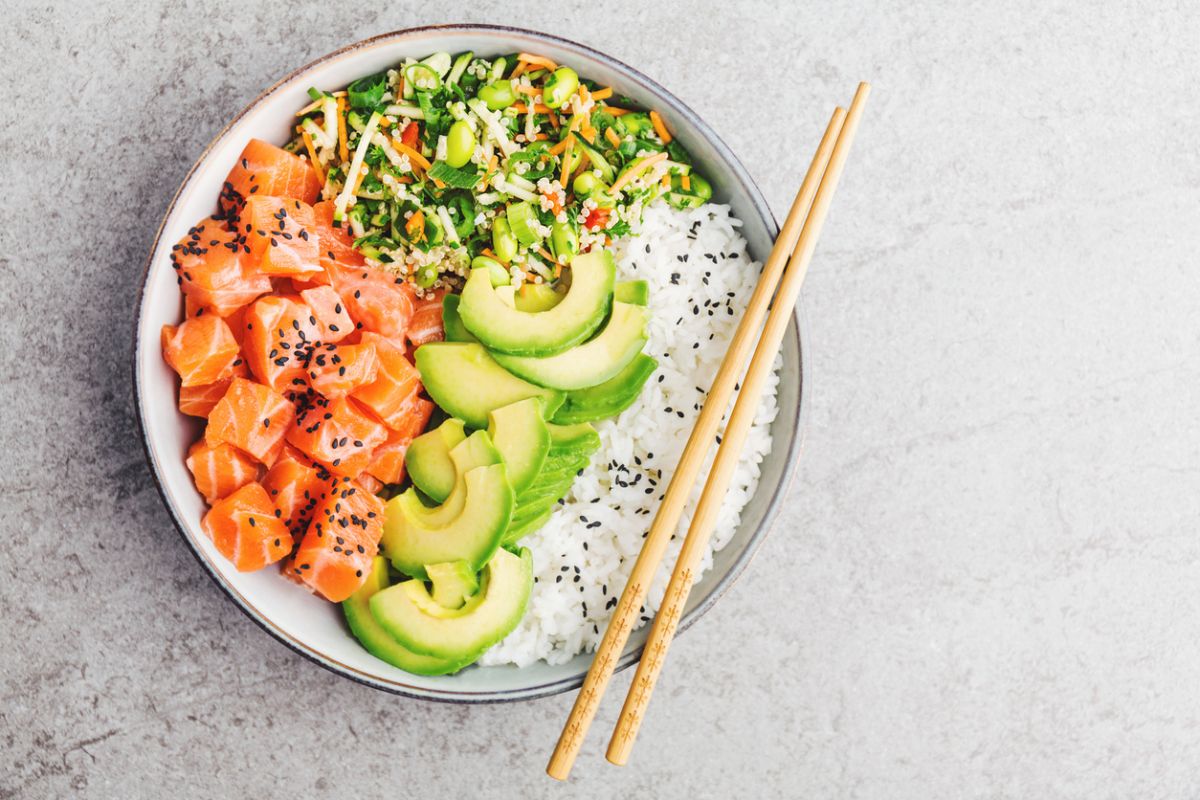 cómo hacer poké bowl con salóm