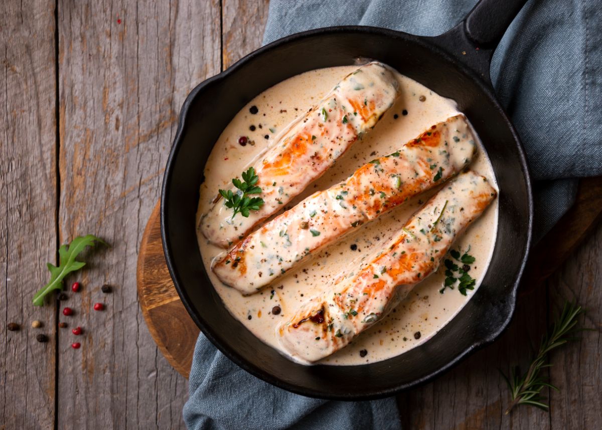 salmón marinado con salsa de yogur