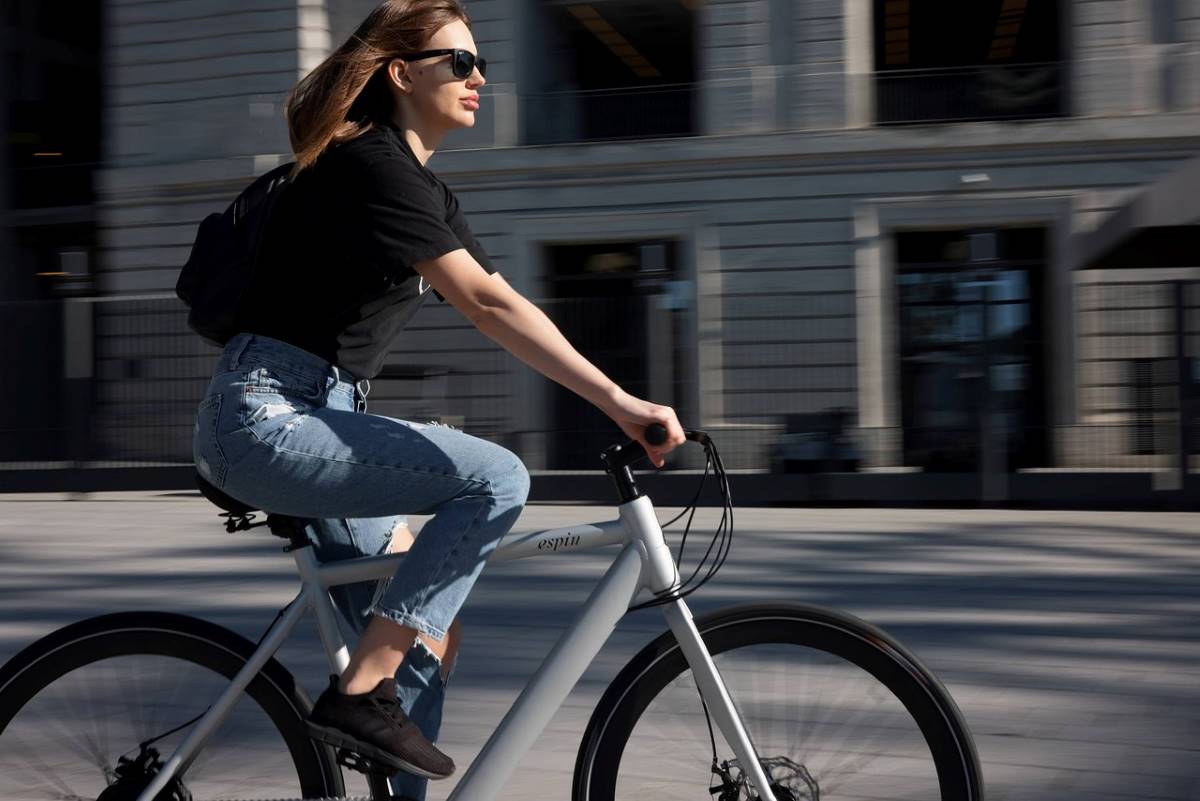 Mujer en bicicleta