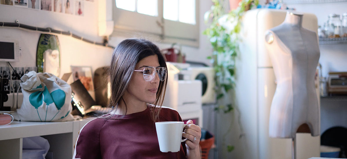 mujer taza cafe embarazo