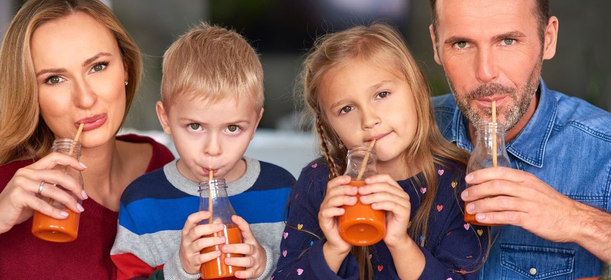 Beber con pajita, ¿es malo para los niños?