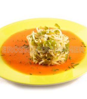 Salsa de tomate con brotes de soja y tiras de pimiento verde salteados |  Consumer