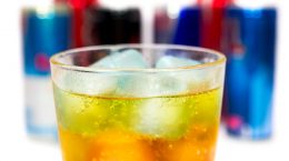 mezclar bebidas energéticas con alcohol