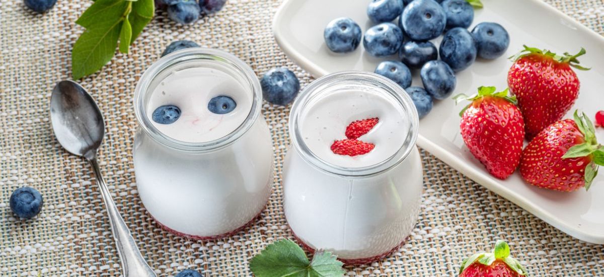 yogur con frutas en verano