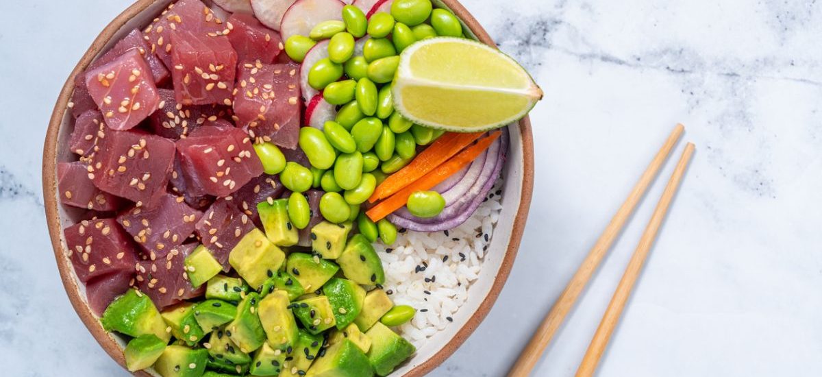 cómo hacer poke bowl con atún