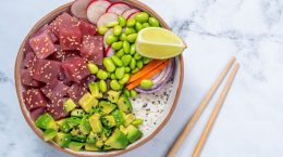 cómo hacer poke bowl con atún