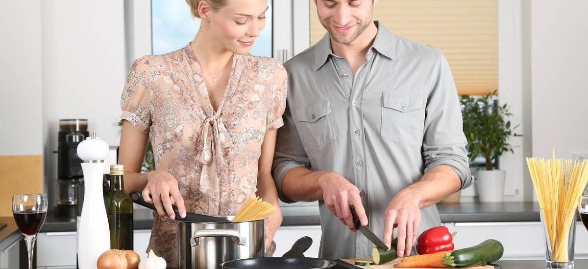 Mujer y hombre cocinando