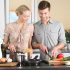 Mujer y hombre cocinando