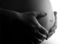 Mujer embarazada, acariciando tripa