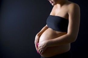Mujeres embarazadas deben acudir al menos a 5 citas médicas
